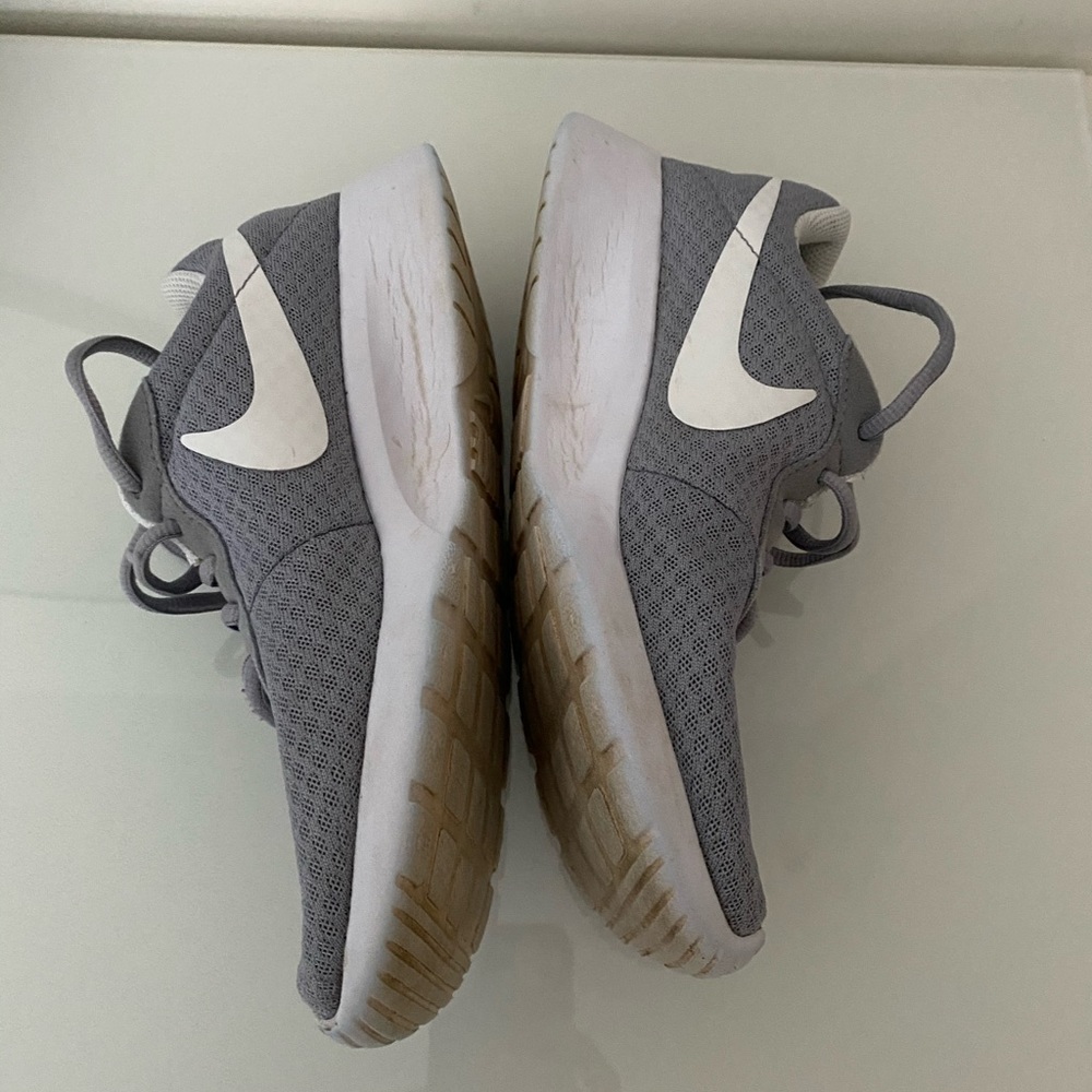 Nike Gray and White Size 7 - Picture 5 of 5